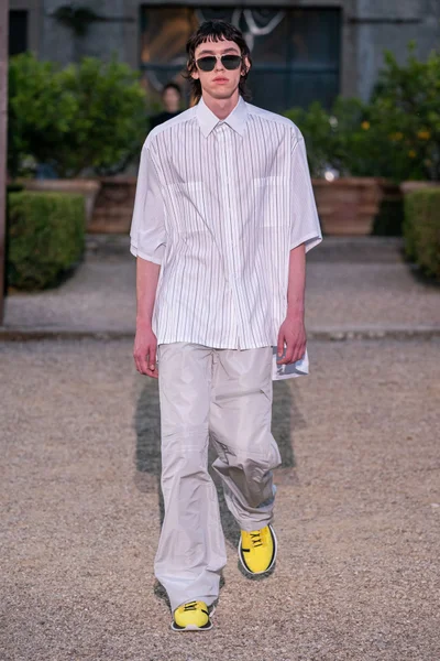 Look 15